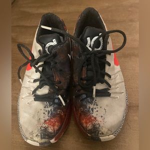 Nike Kevin Durant 8 Christmas 2015 fire and ice. Size Youth 6. Only court worn.